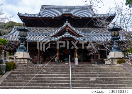 厳冬期の西国第三番札所粉河寺　本堂 136280383