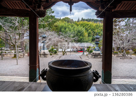 厳冬期の西国第三番札所粉河寺　本堂の中から見た境内 136280386