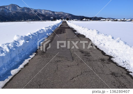 豪雪地方の道路 山形県 136280407