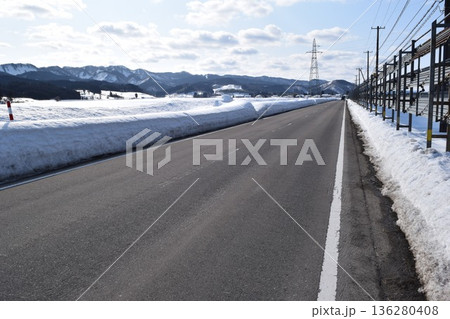 豪雪地方の道路 山形県 豪雪地方の道路 山形県 136280408