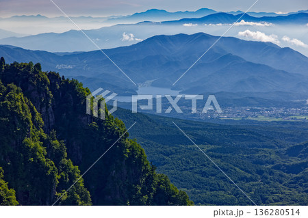 戸隠山への登りから見る野尻湖と越後三山 136280514