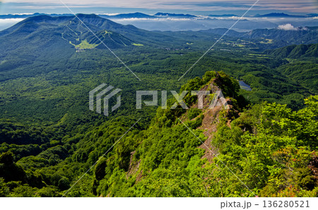 戸隠山の蟻の塔渡りの岩峰と浅間山・富士山・八ヶ岳・南アルプス・北アルプスの山並み 136280521