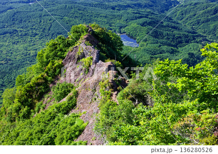 戸隠山への登りから見る蟻の塔渡りの岩峰と鏡池 136280526