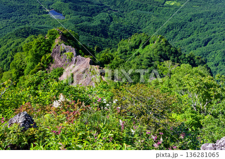 戸隠山・八方睨から見る蟻の塔渡りと鏡池 戸隠山・八方睨から見る蟻の塔渡りと鏡池 136281065