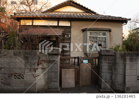 廃墟となった一軒家、無人の家、住まなくなった平屋 136281465