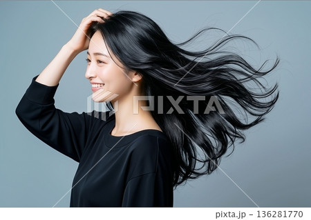ロングヘアの女性・トリートメント 136281770