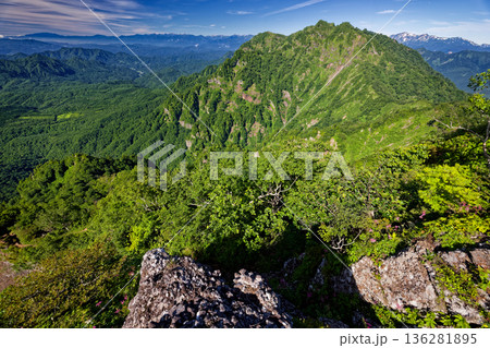 戸隠山への登りから見る西岳と北アルプス・白馬連峰 136281895