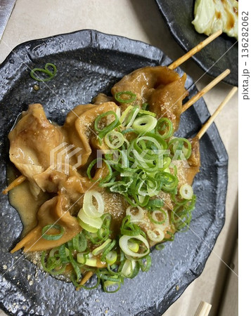大阪名物・牛すじの濃厚な味噌煮込み「どて焼き」 136282062