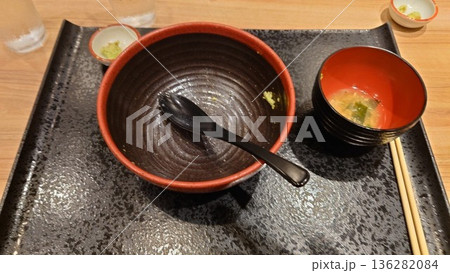完食後のどんぶりと味噌汁の器 完食後のどんぶりと味噌汁の器 136282084