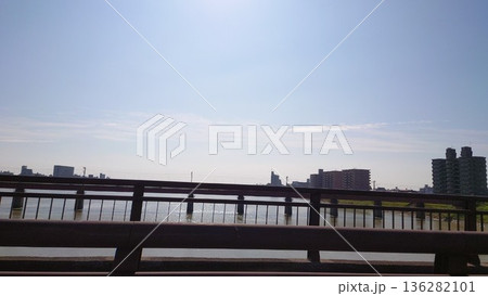 晴れた日の川と橋、穏やかな都市の日常風景 136282101