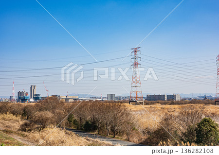 淀川右岸堤防上からの河川敷の景観　大阪府高槻市 136282108