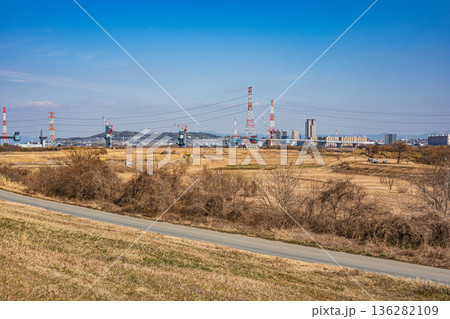 淀川右岸堤防上からの河川敷の景観　大阪府高槻市 136282109