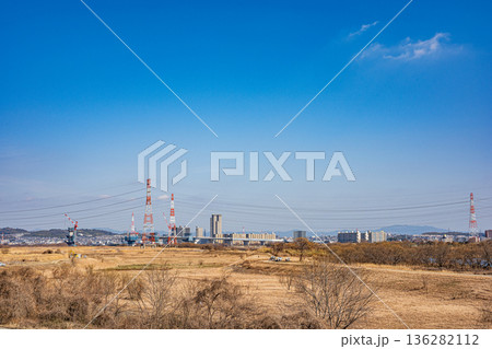淀川右岸堤防上からの河川敷の景観　大阪府高槻市 136282112