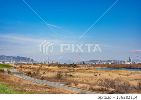 淀川右岸堤防上からの景観　大阪府高槻市 136282114