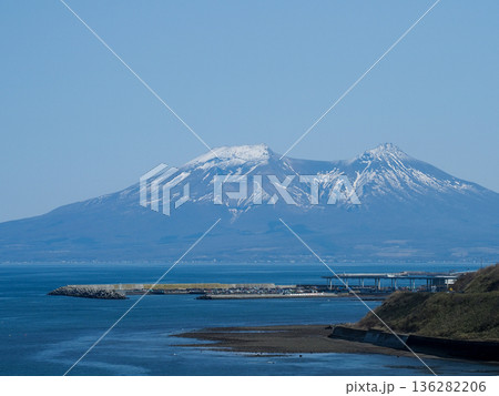 漁港と渡島駒ケ岳 136282206