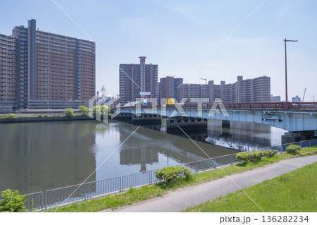 大規模な集合住宅と大きな橋がかかる河川敷の広がり 136282234