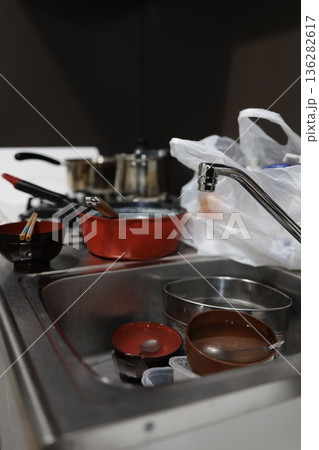 洗い物が溜まったキッチンシンクの生活感。 136282617