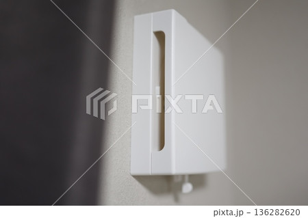 壁に設置された室内換気扇のクローズアップ。 壁に設置された室内換気扇のクローズアップ。 136282620