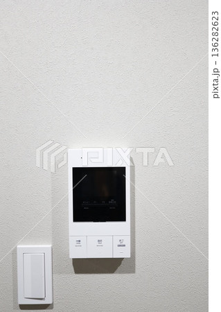 壁に設置されたテレビドアホン操作パネルのクローズアップ。 壁に設置されたテレビドアホン操作パネルのクローズアップ。 136282623