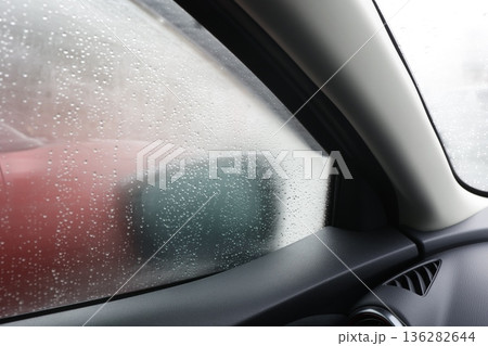 車内ガラスの曇りでサイドミラーが見えにくい危険状態。 136282644