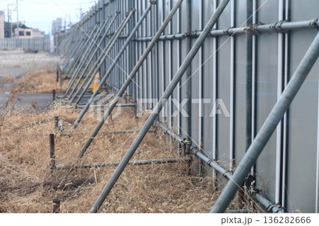 仮囲い（万能鋼板）裏側の単管支柱 136282666