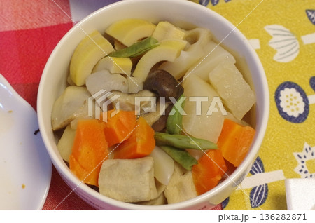 綺麗な盛りつけの美味しいお煮しめ 綺麗な盛りつけの美味しいお煮しめ 136282871
