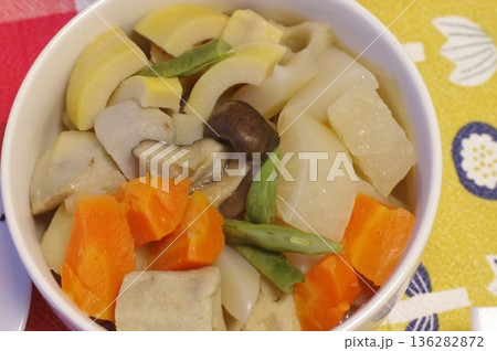 綺麗な盛りつけの美味しいお煮しめ 綺麗な盛りつけの美味しいお煮しめ 136282872