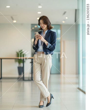 スマートフォンを持つ会社員 136283033