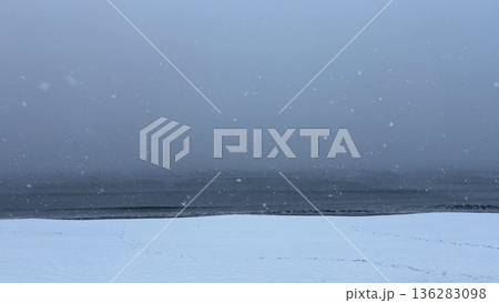 静かに雪が降る冬の海 静かに雪が降る冬の海 136283098