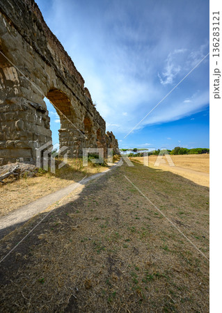 Ancient Roman Aqueduct with Repeating Stone Arches in Parco degli Acquedotti, Rome 136283121