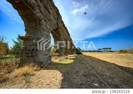 Historic Stone Aqueduct Structure in Parco degli Acquedotti, Rome 136283128