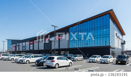 大型ショッピングモールと駐車場の外観風景 大型ショッピングモールと駐車場の外観風景 136283191