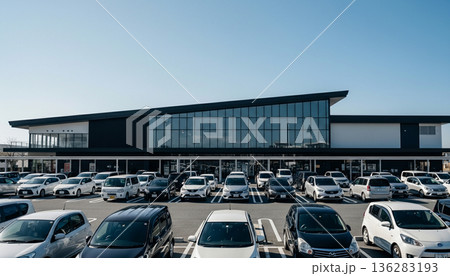 青空の下に広がる大型商業施設の外観 136283193