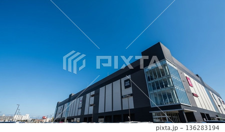 青空と近代的商業ビルの外観風景 青空と近代的商業ビルの外観風景 136283194