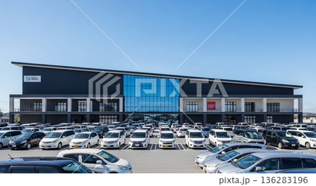 広い駐車場を備えた大型商業施設の正面 広い駐車場を備えた大型商業施設の正面 136283196