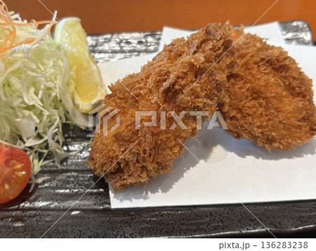 ソースのかかったカキフライ 136283238