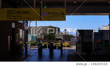 小田急電鉄の世田谷代田駅の西口改札から見た富士山 小田急電鉄の世田谷代田駅の西口改札から見た富士山 136283318