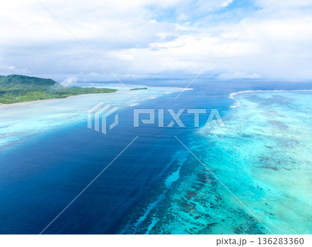 ヨナラ水道（沖縄県竹富町）※左側は西表島 136283360