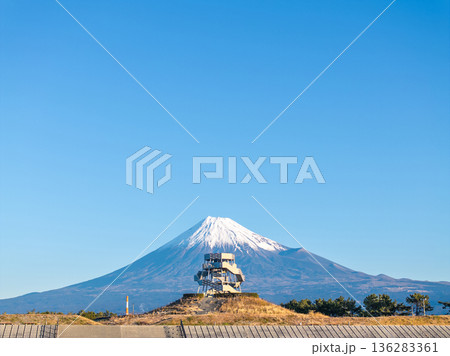 田子の浦みなと公園の富士山ドラゴンタワーと富士山（静岡県富士市） 136283361