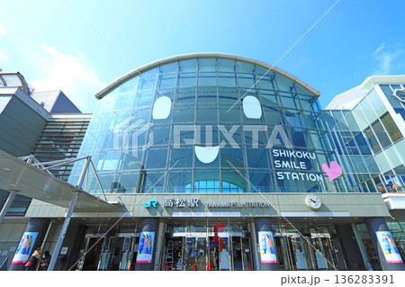 香川県高松市、JR高松駅の風景 136283391