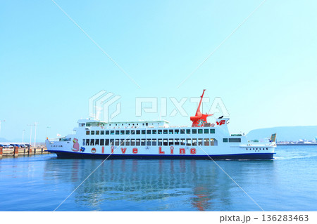 香川県高松市、高松港に接岸するカーフェリーの風景 136283463