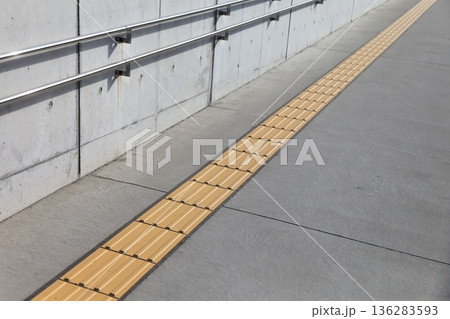 視覚障害者誘導用ブロック 136283593