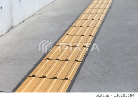 視覚障害者誘導用ブロック 136283594