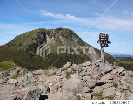 前白根山山頂から背景に奥白根山 前白根山山頂から背景に奥白根山 136283607