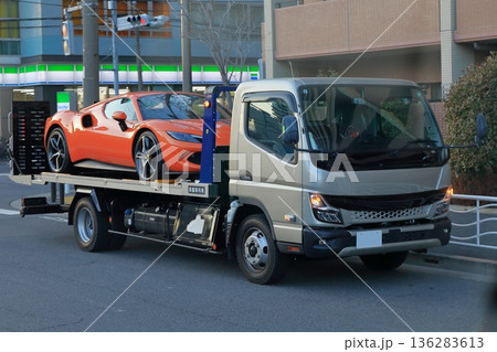 スポーツカーを積んだキャリアカー 136283613