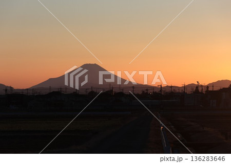 夕日とシルエットの富士山 夕日とシルエットの富士山 136283646