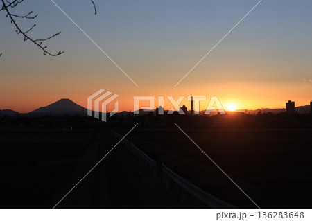 沈む夕日とシルエットの富士山 136283648