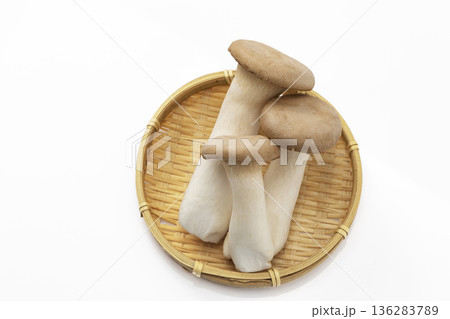 白バックのエリンギ 136283789