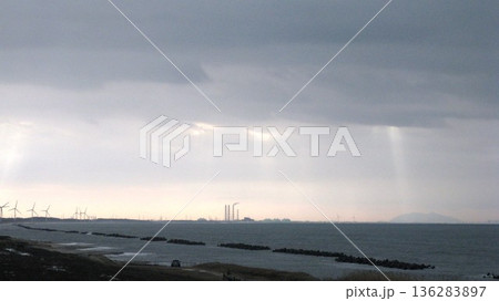 海に降り注ぐ光　天使の梯子 136283897