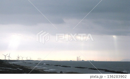 海に降り注ぐ光　天使の梯子 136283902